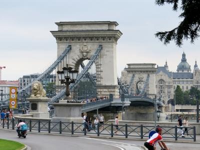 The rebuilt Chain Bridge over the river D anube - Budapest-stock-foto