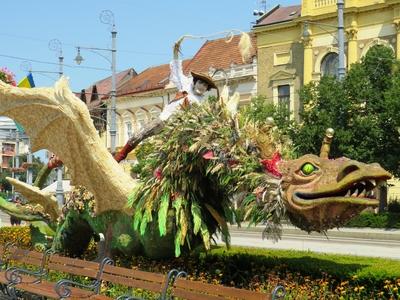 Cwherd seddling a dragon - Carnival - Debrecen - Hungary-stock-foto