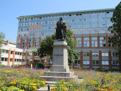 Debrecen - City Hall - Statue of great Hungarian poet Csokonai Vitéz Mihály-stock-foto