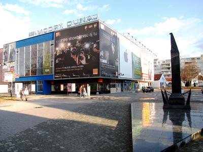 Dunaszerdahely - Slovakia - Store and 1848 monument-stock-foto