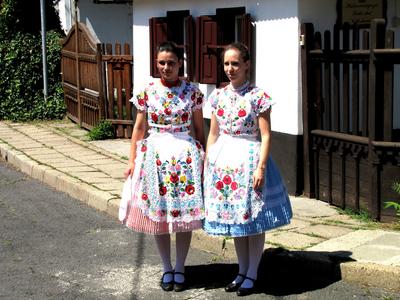 Girls dressed in embroidered folk costumes in Mezőkövesd -Hungary-stock-foto
