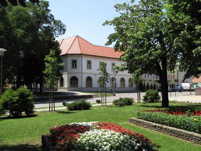 Mezőkövesd - Szent László Square and the Matyó Museum. - Hungary-stock-foto