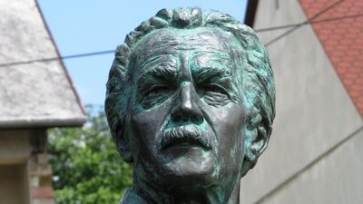 Bory Jenő statue - Castle - Székesfehérvár - Hungary-stock-foto