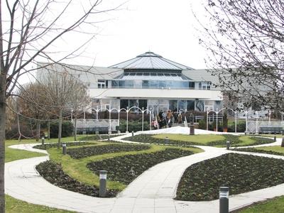 Gyöngyös - High School - Hungary - Park-stock-foto