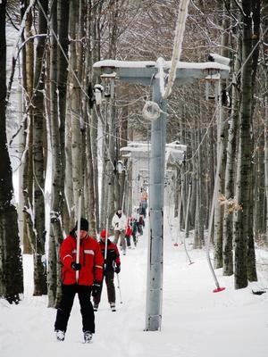 Skiers by lift at the Kékestető ski slope - Hungary-stock-foto