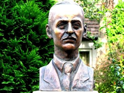 Bust of forest engineer Gyula Barthos - Nagykanizsa - Hungary-stock-foto
