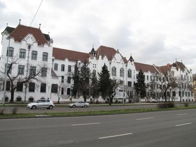 Budapest, 10 March 2016The T?nd?rpalota, renovated in 2016. Built in Art Nouveau style, in 1911 A former Elementary School and  Kindergarten actually hosting the Pedagogical Library of the Educational Research and Development Institute (OFI) and the Natural History Museum's Library.  A 2016-ban fel?j?tott T?nd?rpalota a f?v?ros IX. ker?leti K?nyves K?lm?n k?r?t 40. sz. alatt. A szecesszi?s st?lusban 1911-ben K?r?ssy Albert K?lm?n tervei szerint ?p?lt egykori Tisztvisel?telepi F?gimn?zium az Oktat?skutat? ?s Fejleszt? Int?zet (OFI) Pedag?giai K?nyvt?r?nak ?s a Magyar Term?szettudom?nyi M?zeum N?v?nyt?r?nak ad otthont.-stock-foto