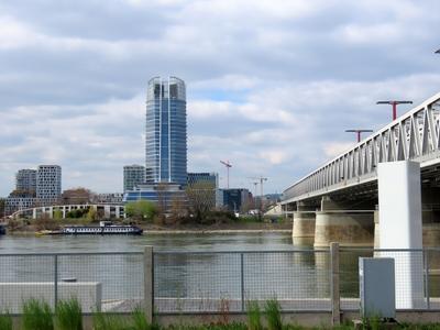 Mol Campus skyscraper - Budapest - Danube - Bridge-stock-foto