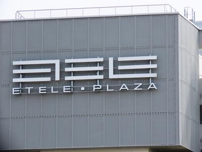 The emblem of the Etele Plaza shopping center - Budapest-stock-foto