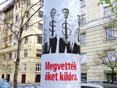 Government poster - Budapest - Opposition - US interests-stock-foto