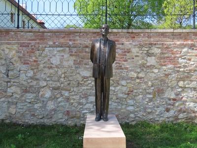 Statue of Count Móric Esterházy former PM of Hungary - Majk-stock-foto