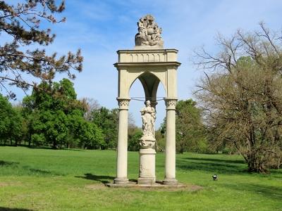 Csákvár - Holy Tirnity statue - Esterházy castle park - Hungary-stock-foto