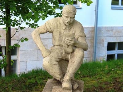 Reading Worker statue - Budapest - Moholy Nagy University of Arts-stock-foto