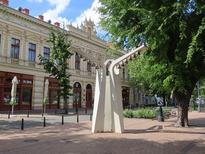 Békéscsaba - Szent István square with the bell statue - Hungary-stock-foto