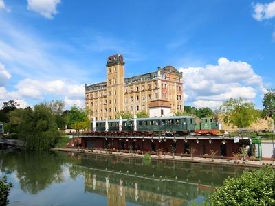 The Fehér Kőrös backwater and the István mill building in Békéscsaba - Hungary-stock-foto