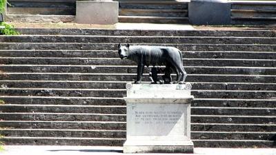 Szarvas - Hungary - Romulus and Remus statue - Wolf-stock-foto