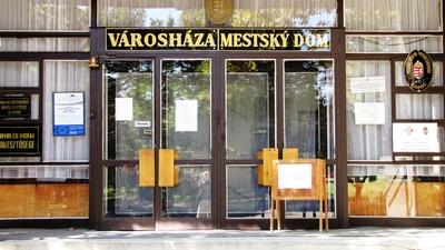 City Hall - Szarvas - Hungarian and slovak isncription-stock-foto