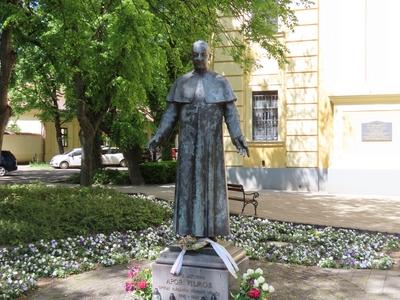 The statue of Hungarian martyr bishop Vilmos Apor - Gyula-stock-foto