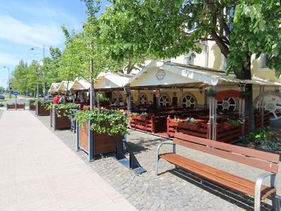Beer bar on Kossuth square - Gyula - Hungary-stock-foto