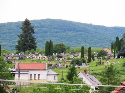 Gönc - Hungary - Cemetery under the Amádé hill-stock-foto