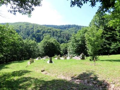 Újhuta cemetery on the side of the Zemplén  mountains - Hungary-stock-foto