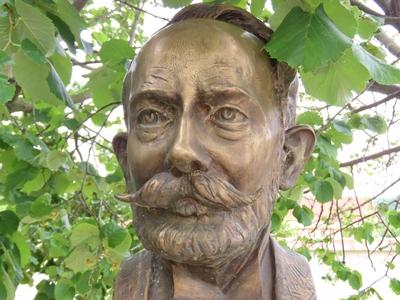 Dr. Szabó József mellszobra - Tokaj - Geológus - Borvidék térképésze-stock-foto
