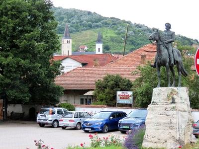 Tokaj - Cityscape - Colonel Albert Kiss equestrian statue-stock-foto