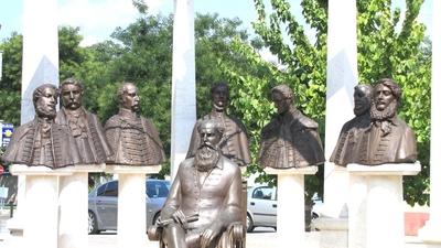 Kalocsa - The group of statues depicting the members of the first responsible Hungarian government of 1848-stock-foto