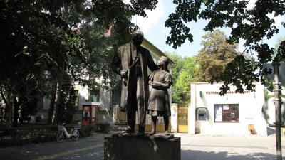 Kalocsa - Hospital - Kisfaludy statue-stock-foto