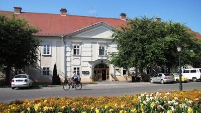 Kalocsa - Holy Trinity Square - Hungary-stock-foto