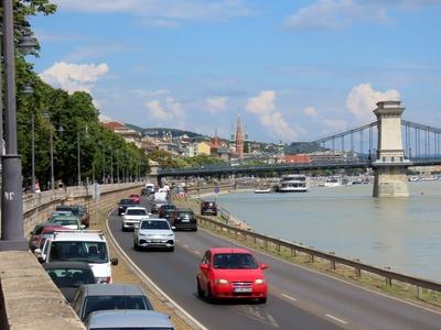 Traffic on the Buda wharf at the Chain Bridge - City View-stock-foto