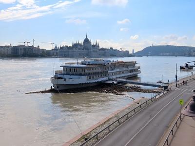 River Hotel on flooded Danube river - Budapest - Boris cyclone-stock-foto