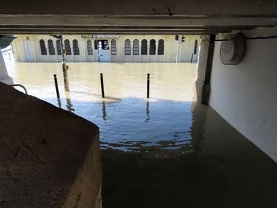 Danube river flooding - Submerged ticket office and staircase - Budapest-stock-foto