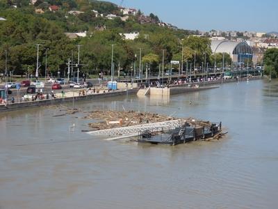 Submerged harbor bridge - Danube river overflowing - Budapest - Cyclone Boris-stock-foto