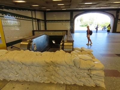 Sandbags used to protect Suburban Railway station from the overflowing Danube river - Budapest-stock-foto