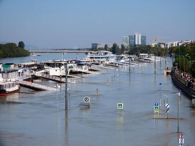 Overflowed Danube river - Budapest - Submerged Pest quay with boats-stock-foto
