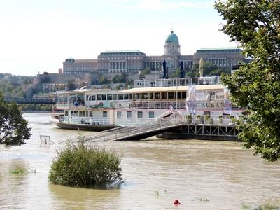 Overflowed Danube river - Budapest - Submerged Pest quay - Budapest-stock-foto