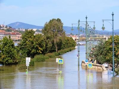 Overflowed Danube river - Budapest - Submerged Pest quay - Boros Cyclone-stock-foto
