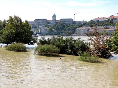 Overflowed Danube river - Submerged Pest quay - Budapest-stock-foto