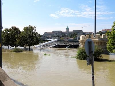 Overflowed Danube river - Budapest - Submerged Pest quay-stock-foto