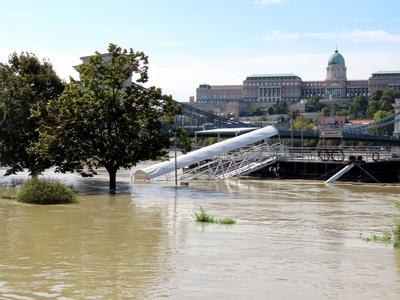 Overflowed Danube river - Submerged Pest quay - Budapest - Boris Cyclone-stock-foto