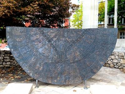 The coronation mantle of the Hungarian kings displayed in bronz - Budapest-stock-foto