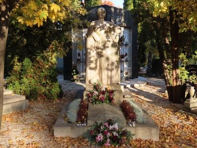 The grave of the world-famous Hungarian composer Zoltán Kodály in the Farkasrét cemetery. Day of the Dead - Budapest-stock-foto