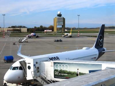 Ferihegy Airport - Lufthansa - Air trafic control tower - Budapest-stock-foto