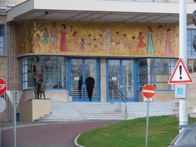 The entrance of the renovated Kútvölgyi hospital - Budapest-stock-foto