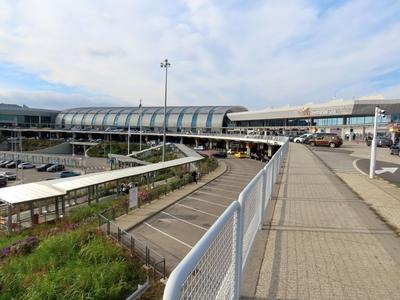 Terminals 2A and 2B of Ferenc Liszt Ferenc Airport in Ferihegy - Budapest-stock-foto