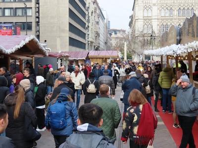 People at the Christmas market in Szent István square, in front of the Basilica - Budapest-stock-foto