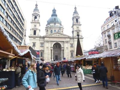 Christmas atmosphere in Szent István Square - Winter fair - Budapest-stock-foto