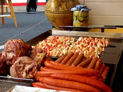 Sausage, pork knuckle, robber stakes and pickles at the Vörösmarty Square Christmas Market - Budapest-stock-foto