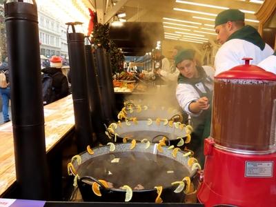 Mulled wine and hot chocolate at the Vörösmarty square Christmas market - Budapest-stock-foto